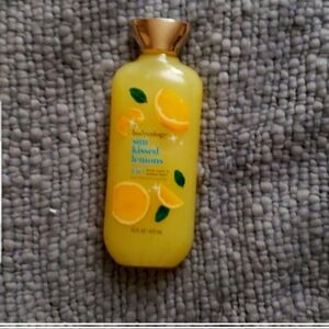 Bodycology  fresh lemon Scrub And Wash